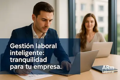Equipo de directivos y abogados planificando una gestión laboral inteligente en la oficina.